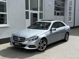 Mercedes-Benz E 250 7G Avantg. VOLL*DISTR+*360°*MEMO*SHD*SPUR* - mit Benzin-Antrieb: Luftfederung, Limousine, mit Klimaautomatik