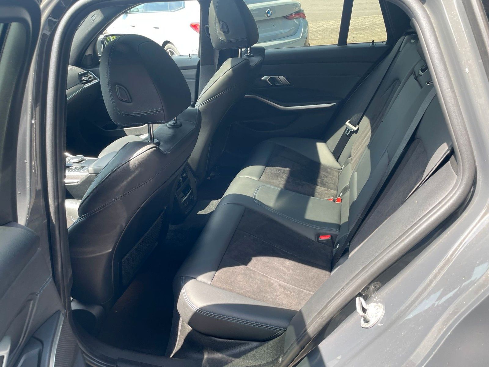 BMW 320d M-Sport Pro LED Navi RFK Pano "19" - TOP foto 21