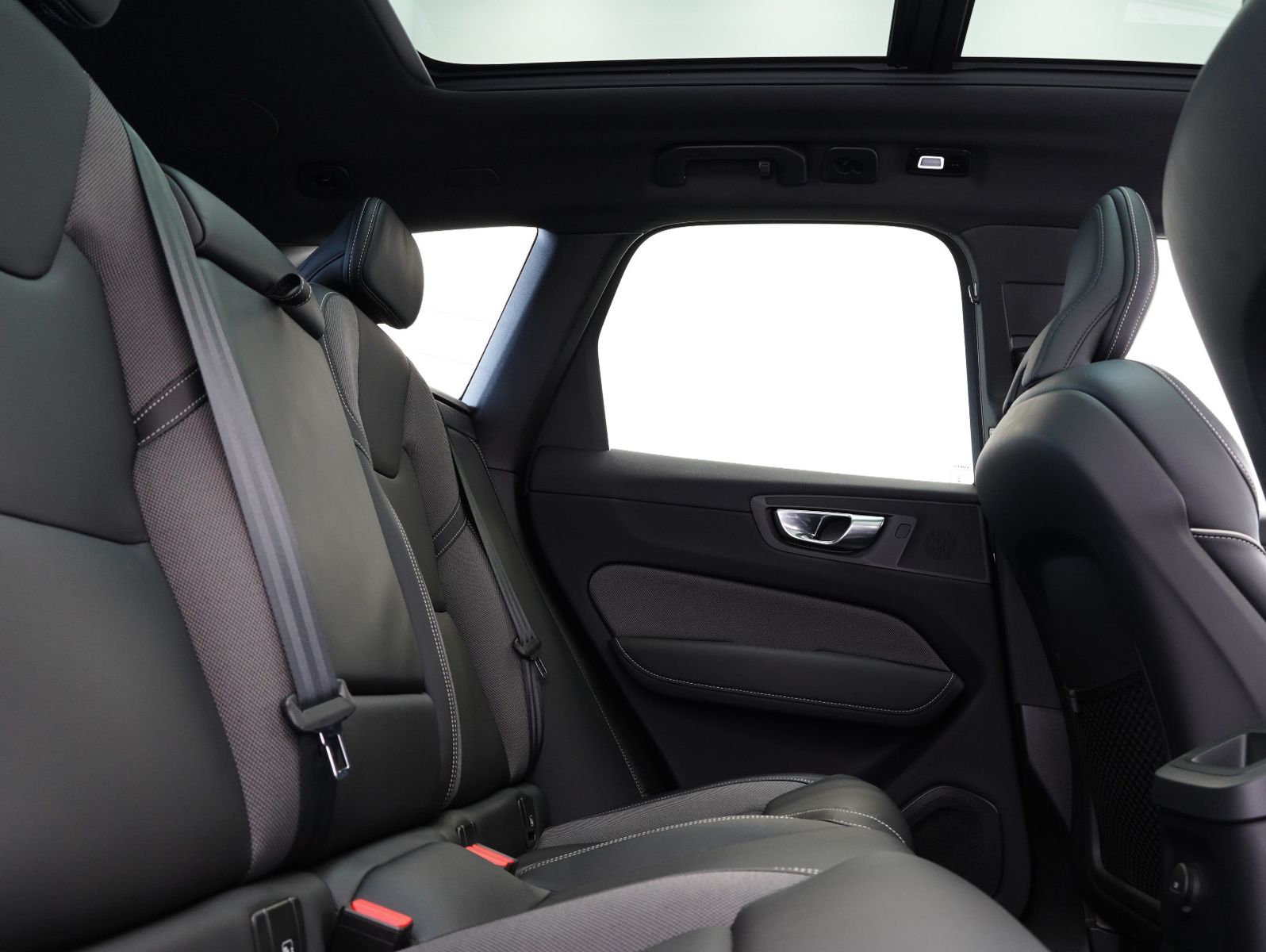 Fahrzeugabbildung Volvo XC60 T6 Recharge R Design FACELIFT/LED/ACC/AHK