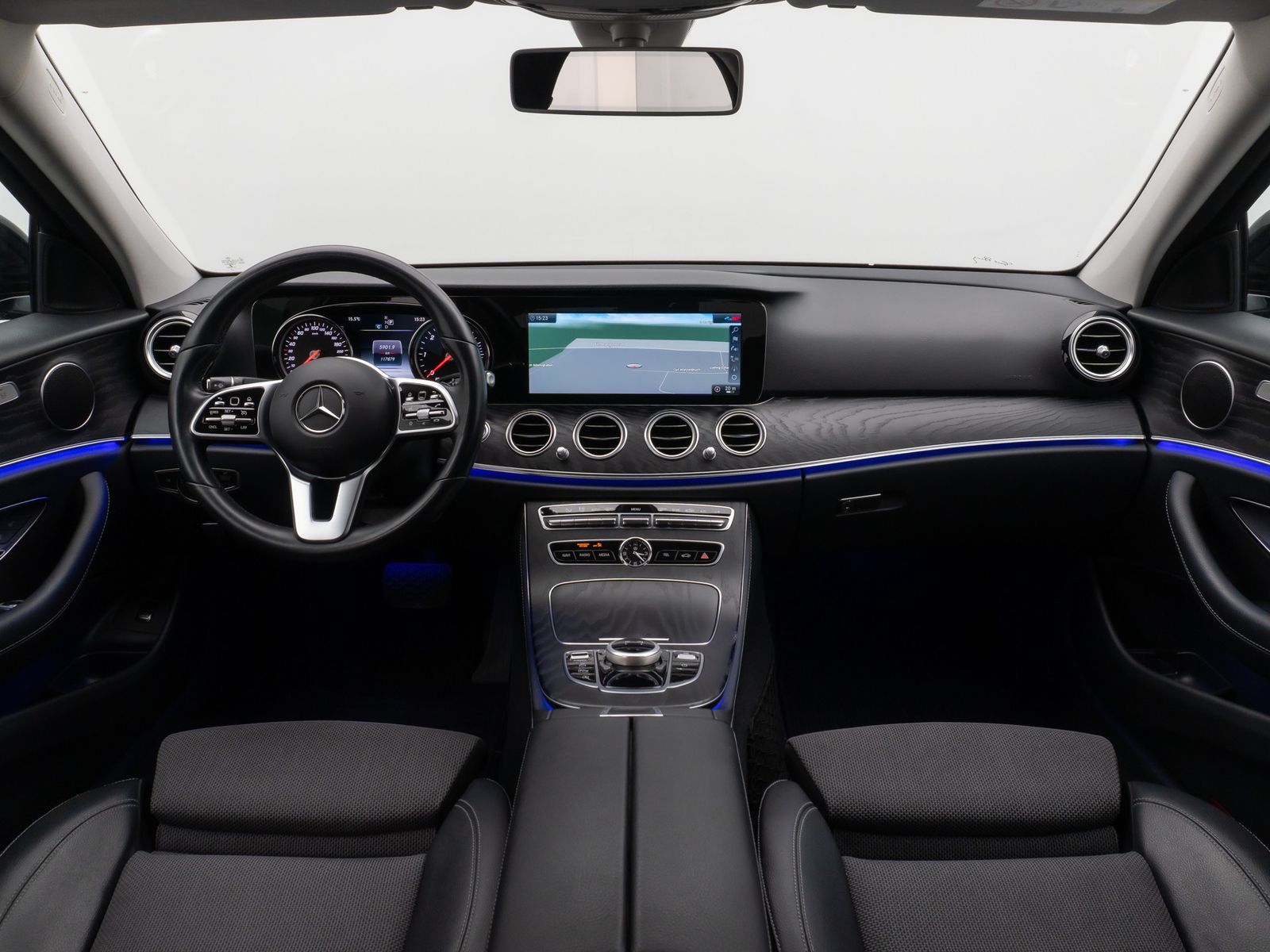 Fahrzeugabbildung Mercedes-Benz E 220 d Avantgarde. 9G-Tronic Kamera Navi Sport