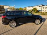 Mitsubishi Outlander 2.4 MIVEC PLUG-IN HYBRID 4WD Plus ... - Mitsubishi Outlander Plus mit Hybrid-Antrieb (Benzin/Elektro)