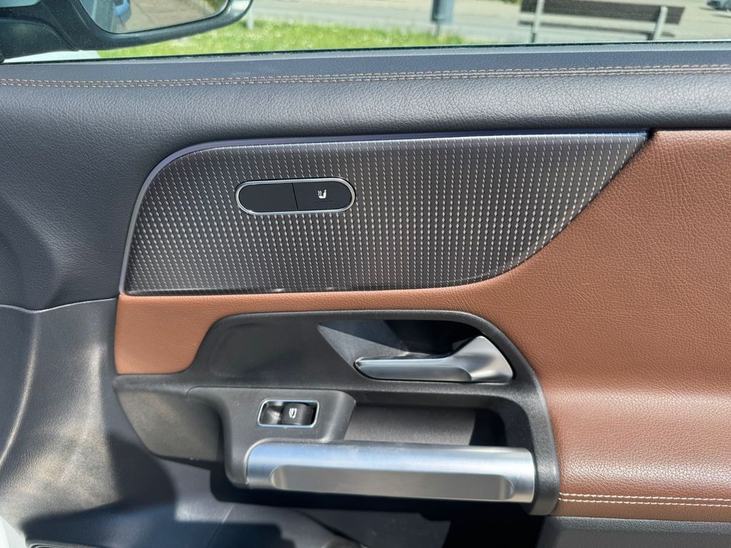 MERCEDES-BENZ GLB 200 19