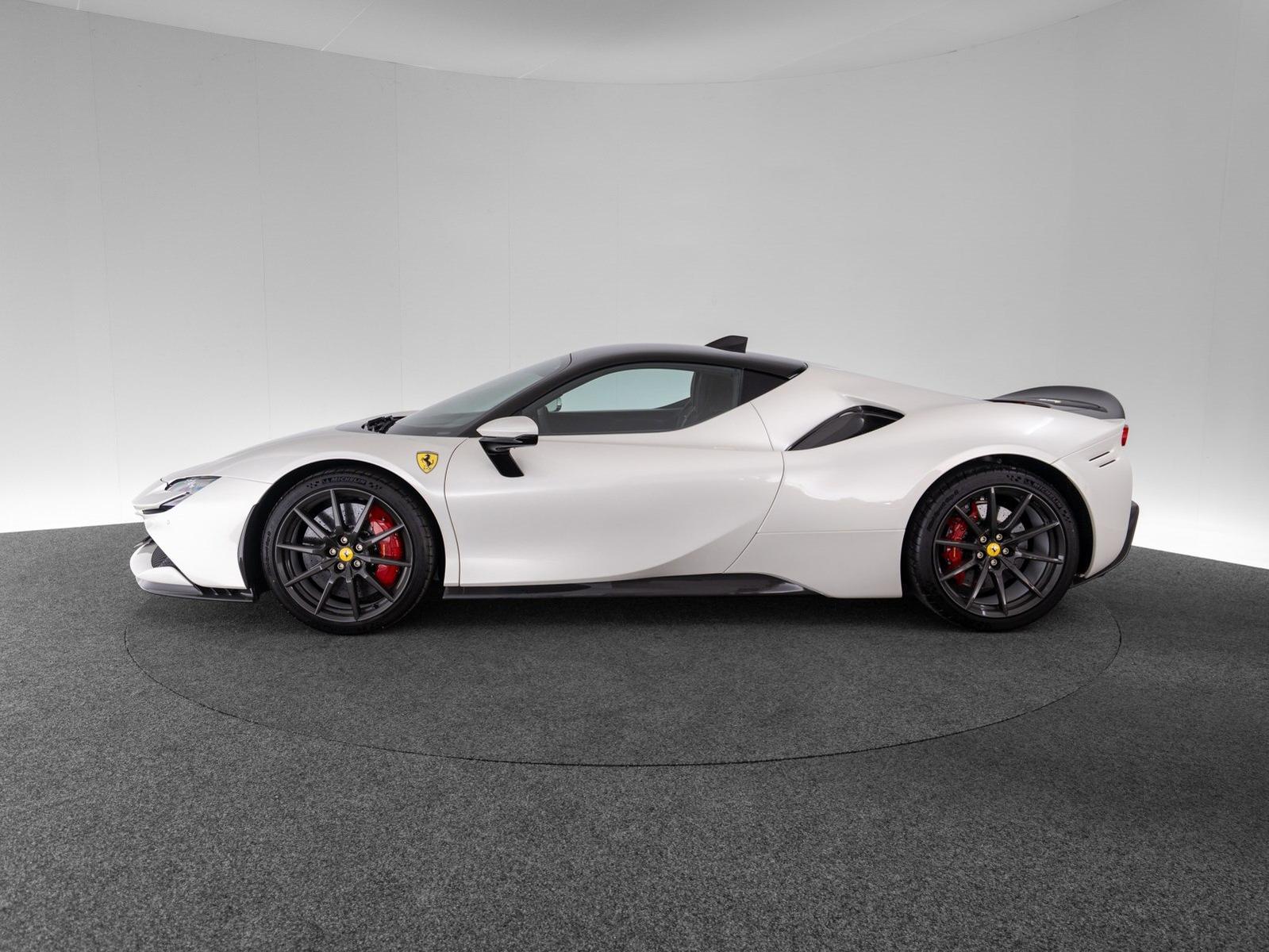 Ferrari SF90 Stradale ASSETTO FIORANO