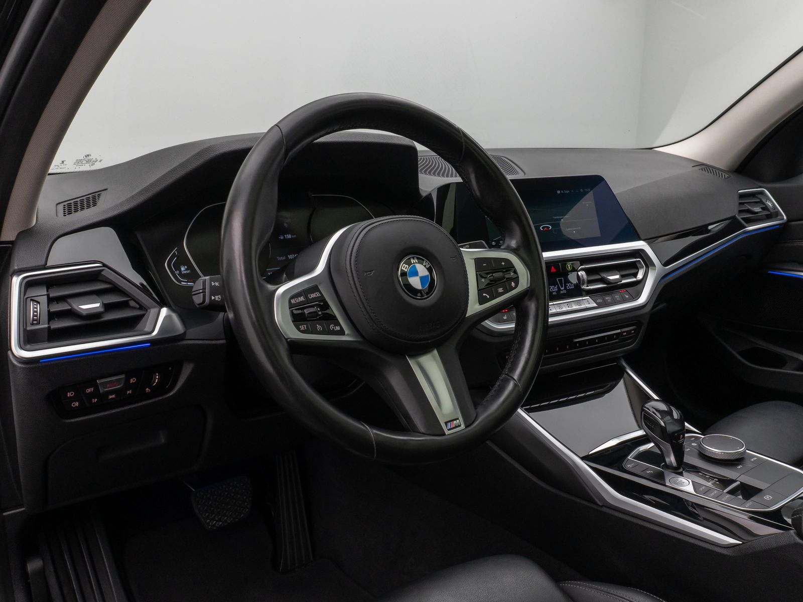 Fahrzeugabbildung BMW 320d  Sport Line Panorama HUD DAB Lordos LED PDC