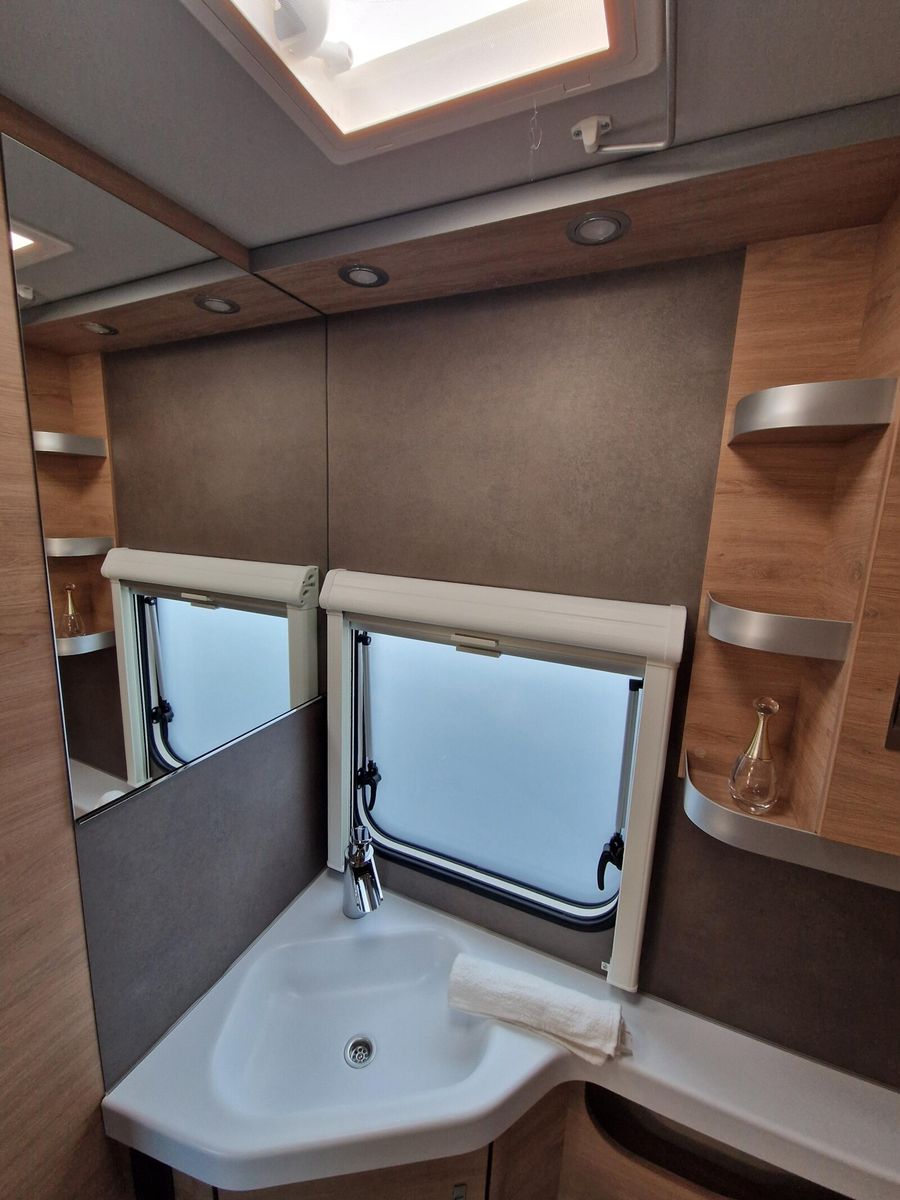 Fahrzeugabbildung Knaus Südwind 420 QD Black Selection