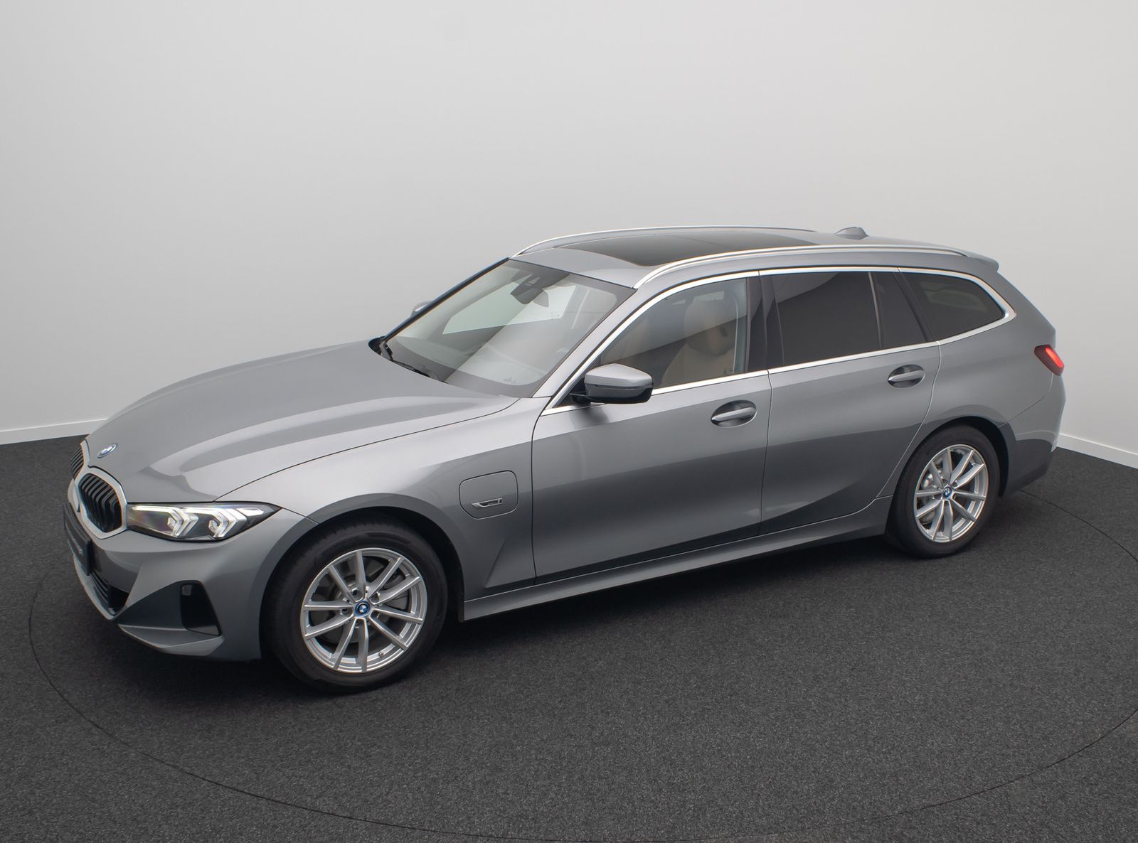 Fahrzeugabbildung BMW 320e Individual DAB HiFi Panorama Sport Leder