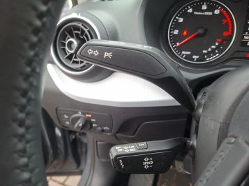 Audi Q2 30 TFSI design °S Line°LED°Navi°SHZ°PDC°AAC°