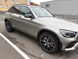 Mercedes-Benz GLC 300 e 4MATIC Hybrid Benzin/E - mit Hybrid-Antrieb: Beige, Geländewagen