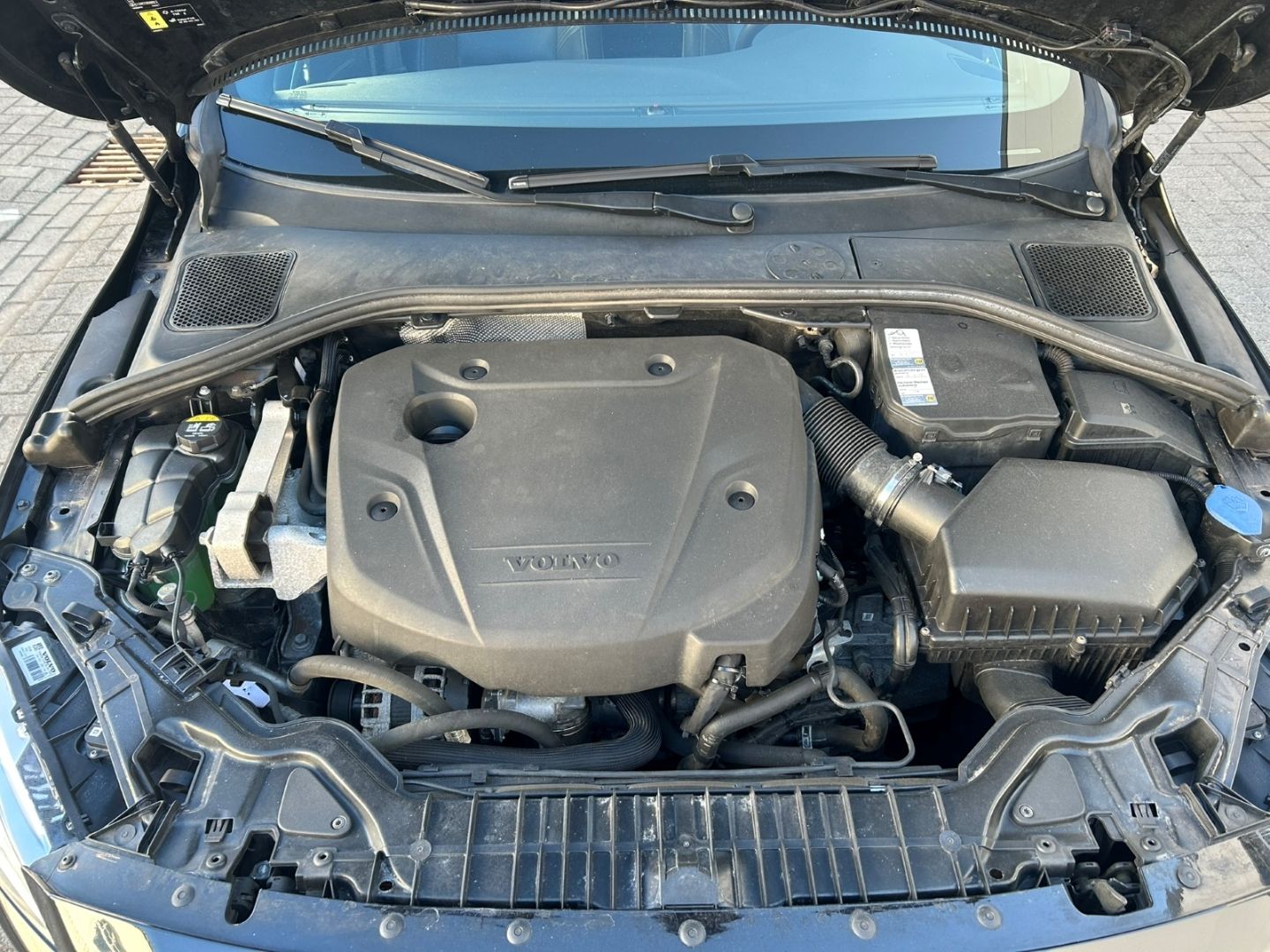 Fahrzeugabbildung Volvo V60 D3 Linje Svart Pano Leder digital SHZ H&R Ka
