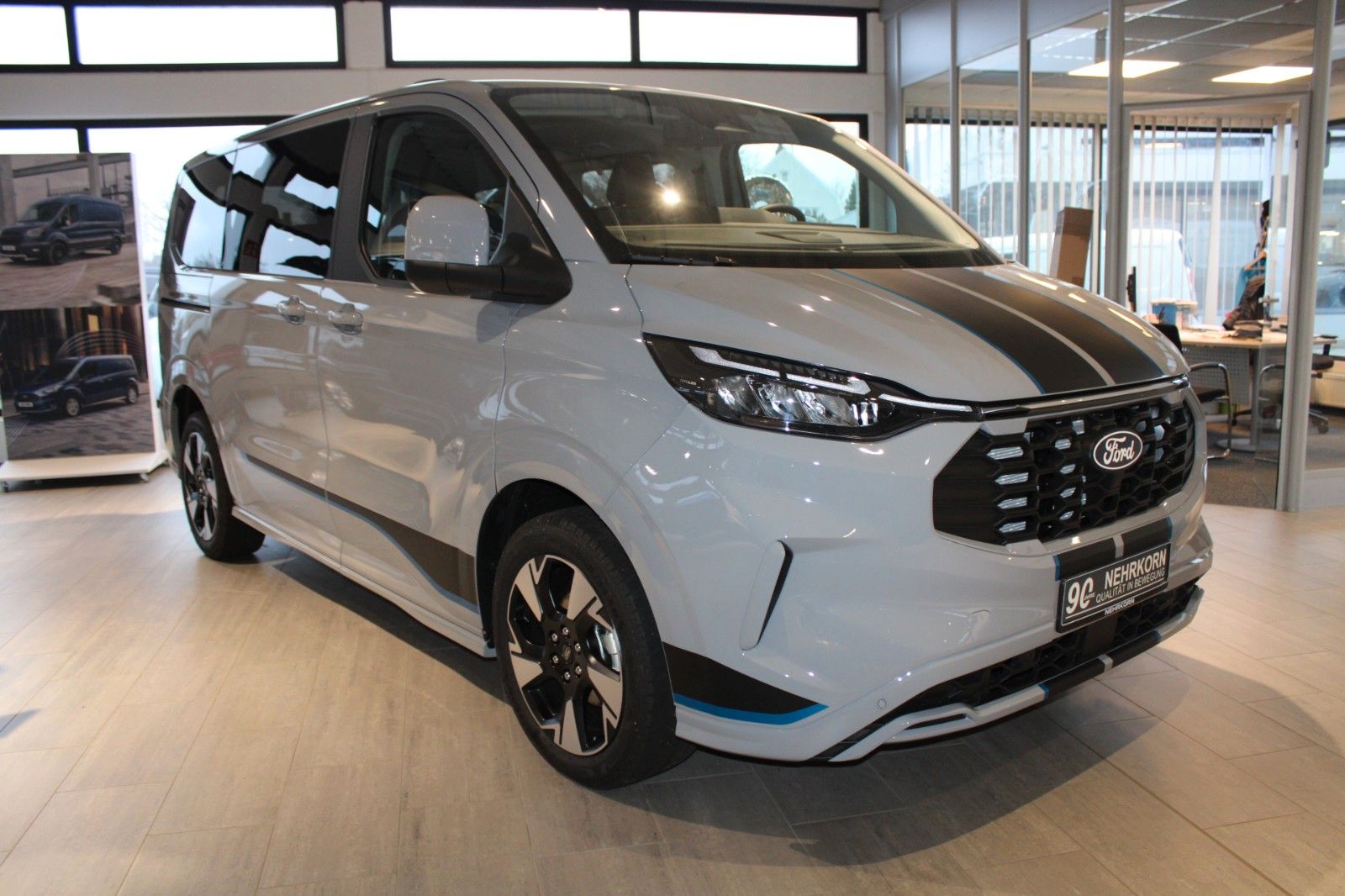 Fahrzeugabbildung Ford Tourneo Custom Automatik L1 SPORT mit AHK + GJR