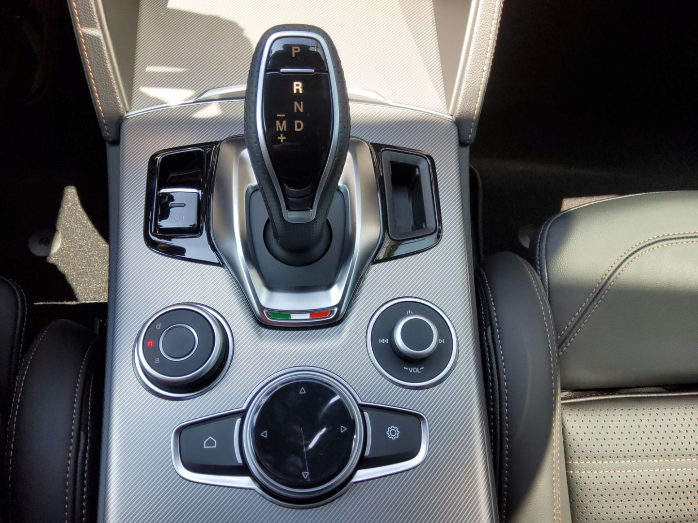 Fahrzeugabbildung Alfa Romeo Stelvio Intensa Sondermodell, Navi, 360°, 1,99%