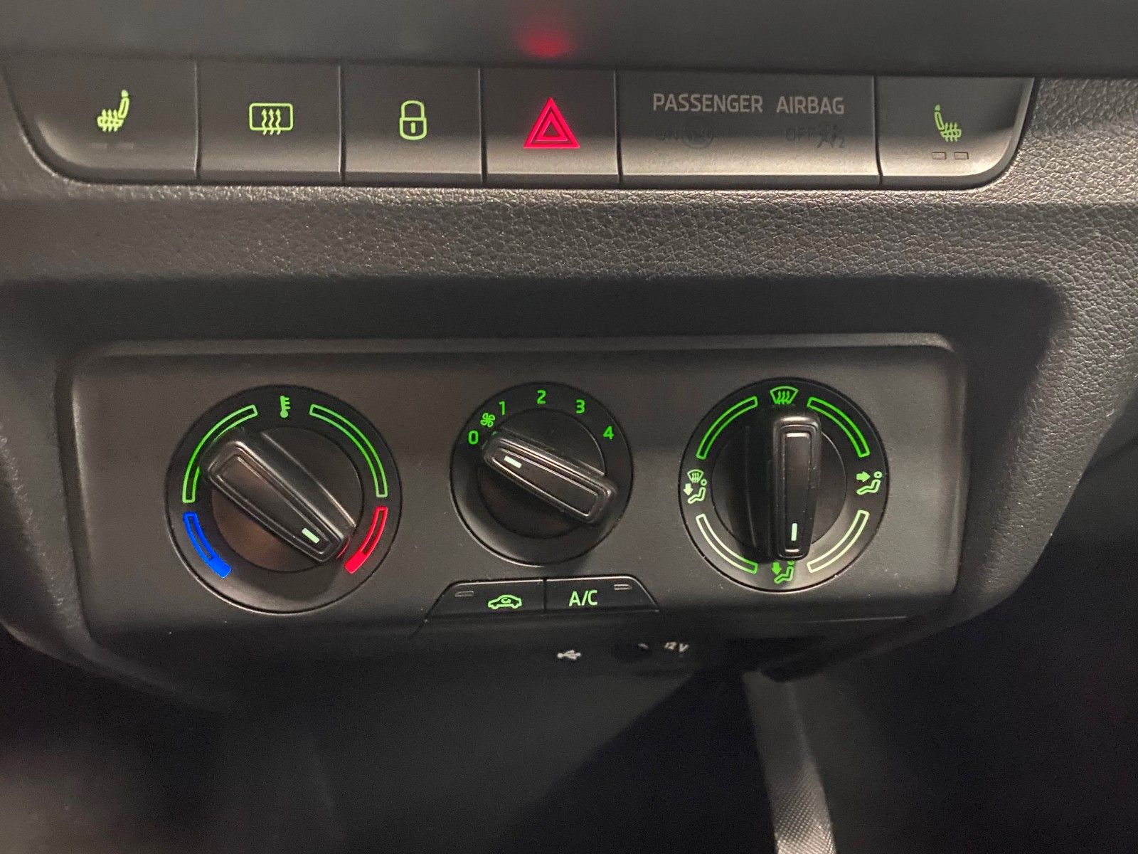 Fahrzeugabbildung SKODA Fabia 1.0l TSI Ambition+KAMERA+AndroidAuto+ALU++