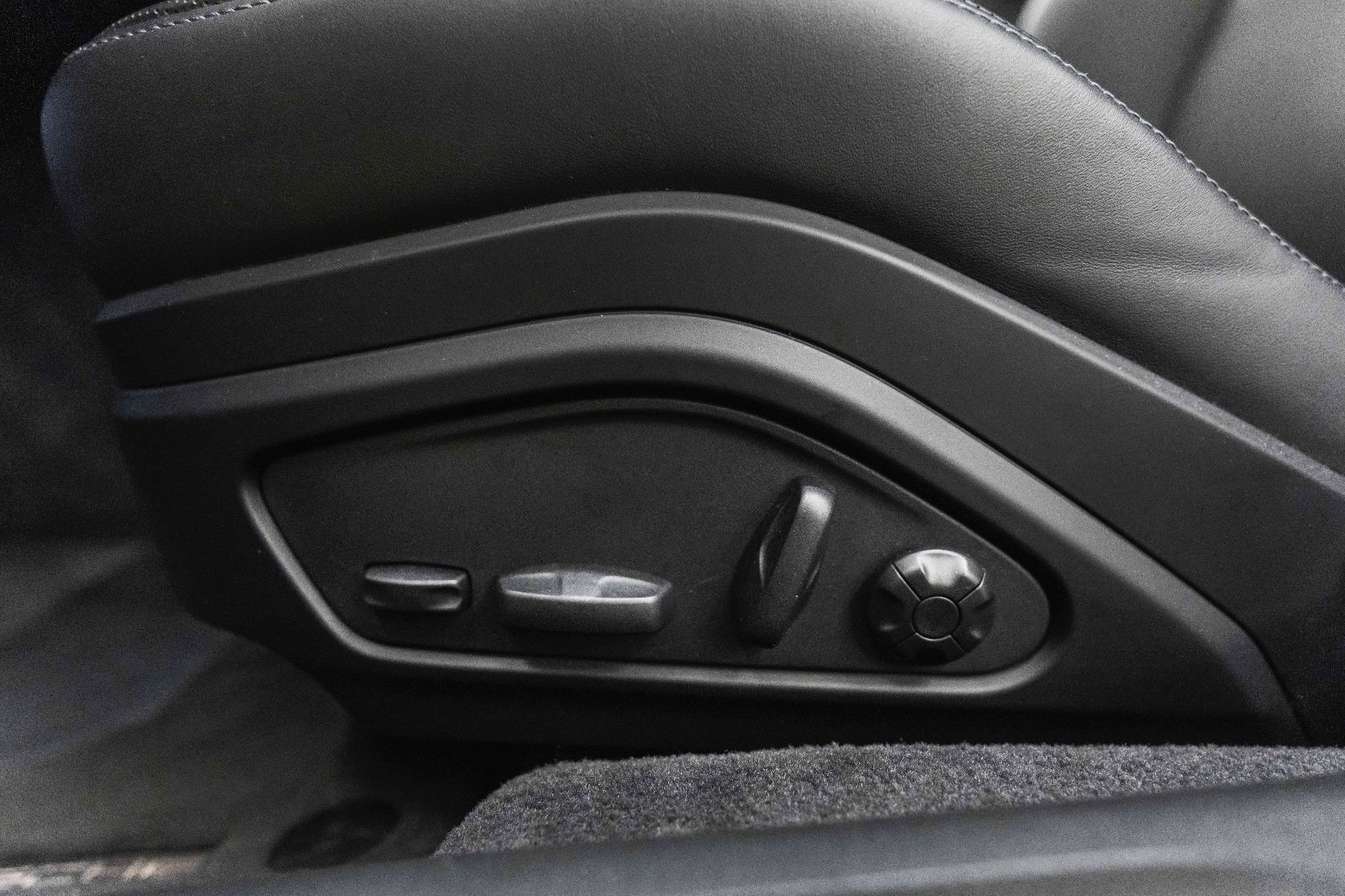 Fahrzeugabbildung Porsche Panamera Turbo S CHRONO LED PDLS PASM ACC PCCB