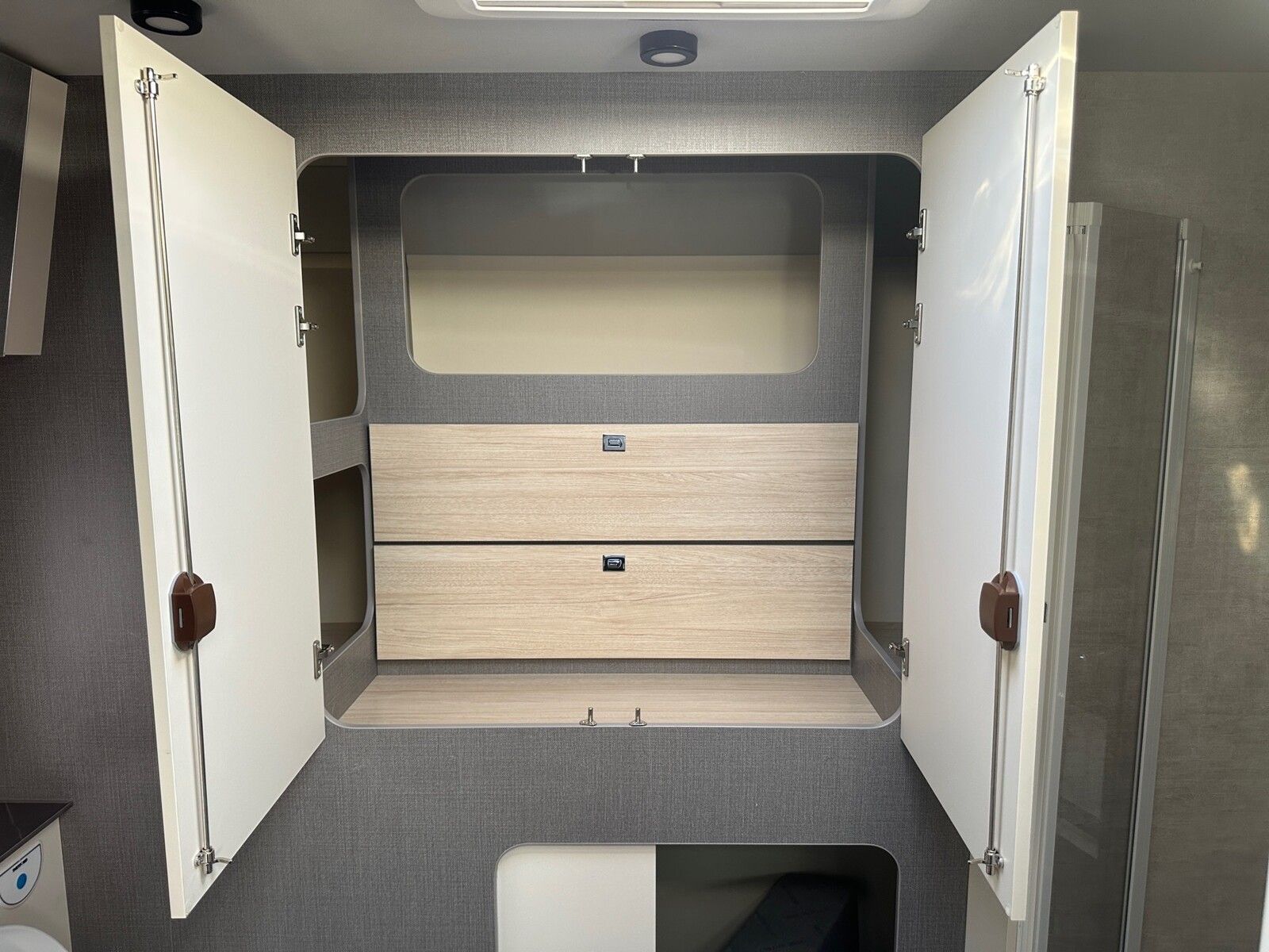 Fahrzeugabbildung Ahorn Camp T 640 Plus TV,Hubbett,Fahrradträger,Markise