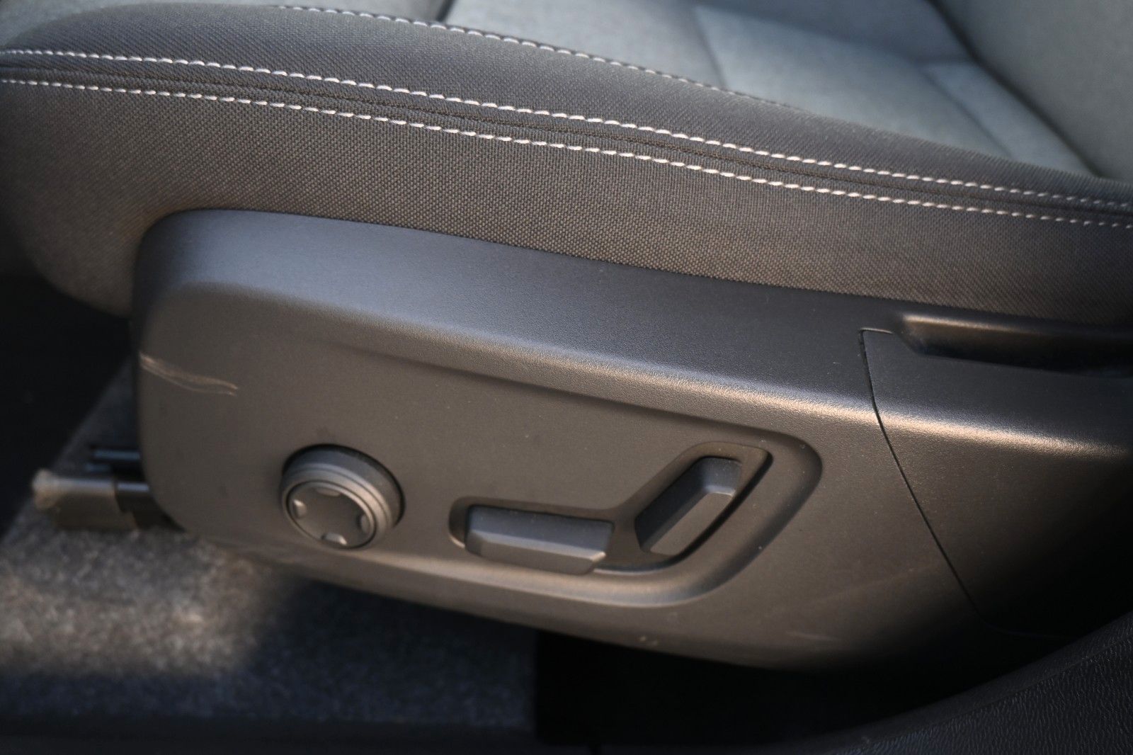 Fahrzeugabbildung Volvo XC40 B3 DKG Plus Dark*360°*PANO*ACC