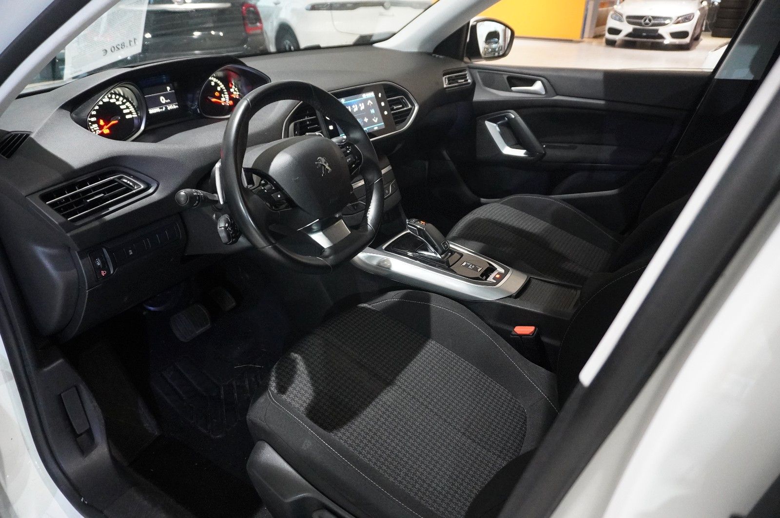 Fahrzeugabbildung Peugeot 308 LIM. 1.2T ACTICE PACK NAVI/LED/SPORT/NEBEL