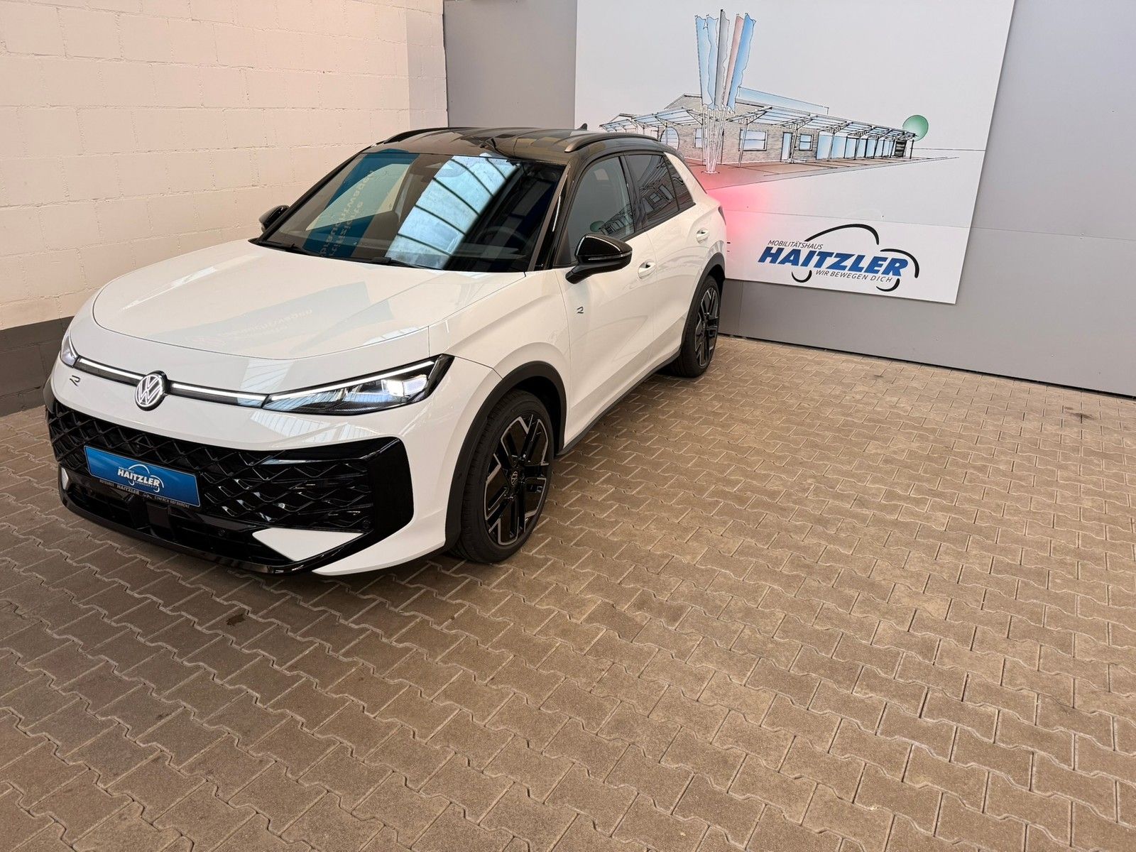 Fahrzeugabbildung Volkswagen T-Roc R-Line 1.5 eTSI DSG +Black-Style + Keyless