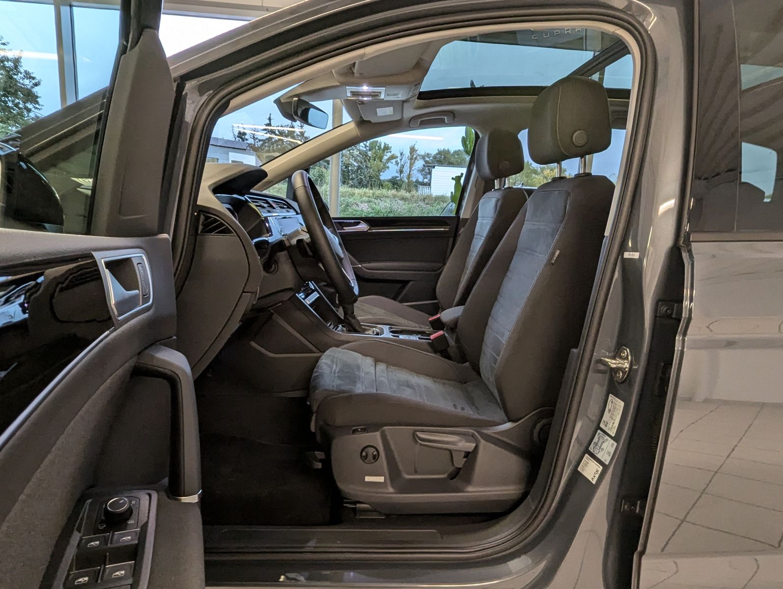 VW Touran 2.0 DSG R-Line High. Pano 7-Si IQ.Dri AHK - Image 13