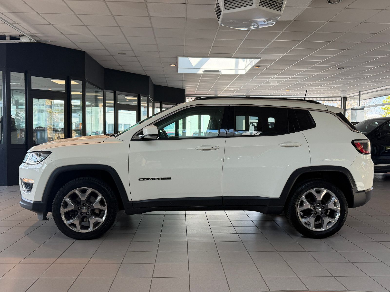 Fahrzeugabbildung Jeep Compass Limited 4WD /PANO/SHZ/L-HEIZ/PDC