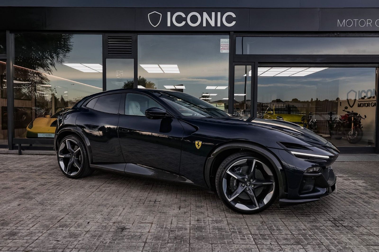 Ferrari Purosangue V12 DCT 4WD CARBON/BURMESTER/FULL OPT