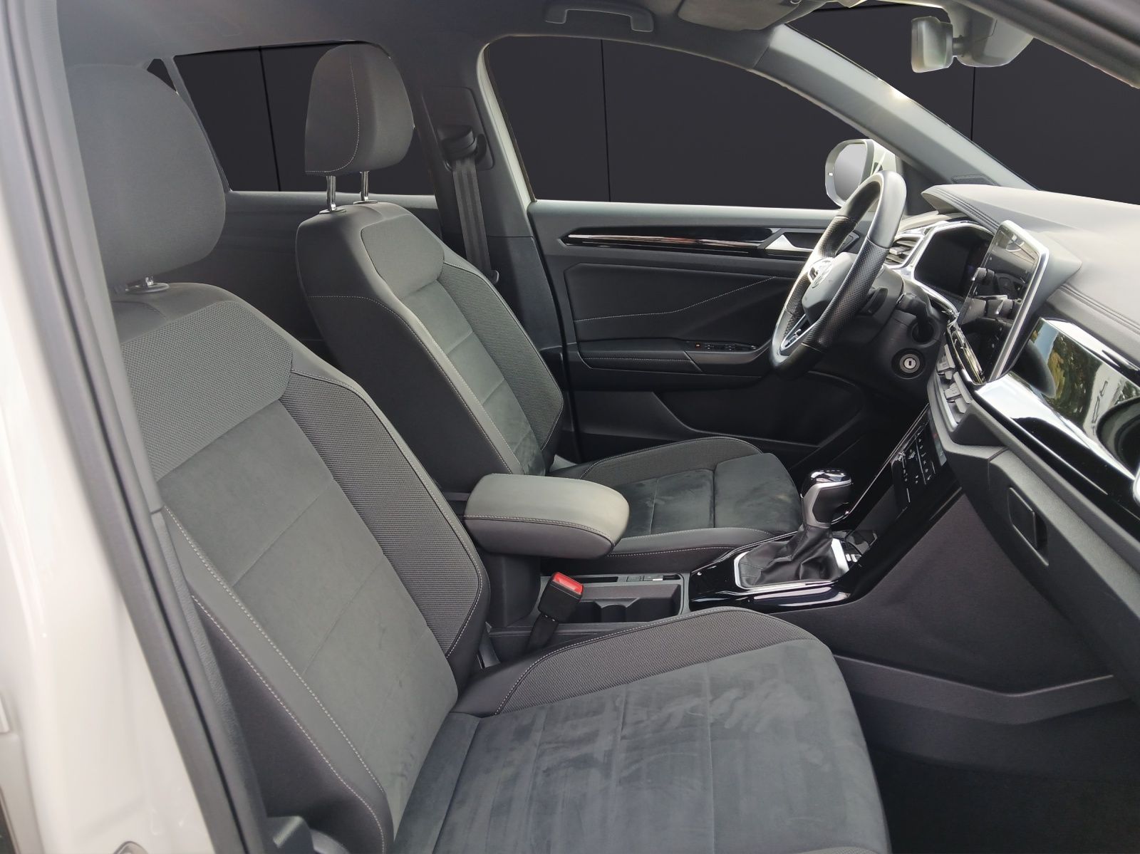 Fahrzeugabbildung Volkswagen T-Roc TDI R-Line DSG LED AHK Navi AID ACC Park-A