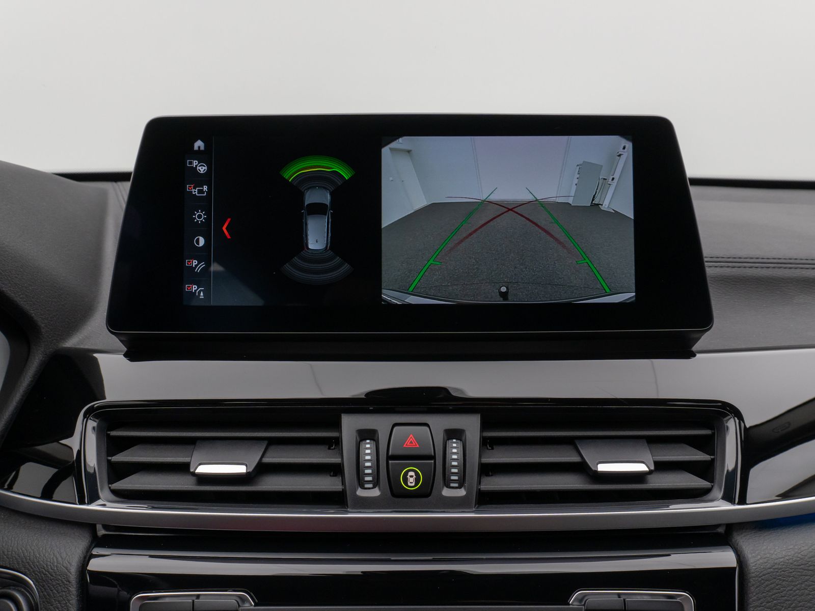 Fahrzeugabbildung BMW X1 xD25e SportLine Kamera HUD DAB HiFi AHK Alarm