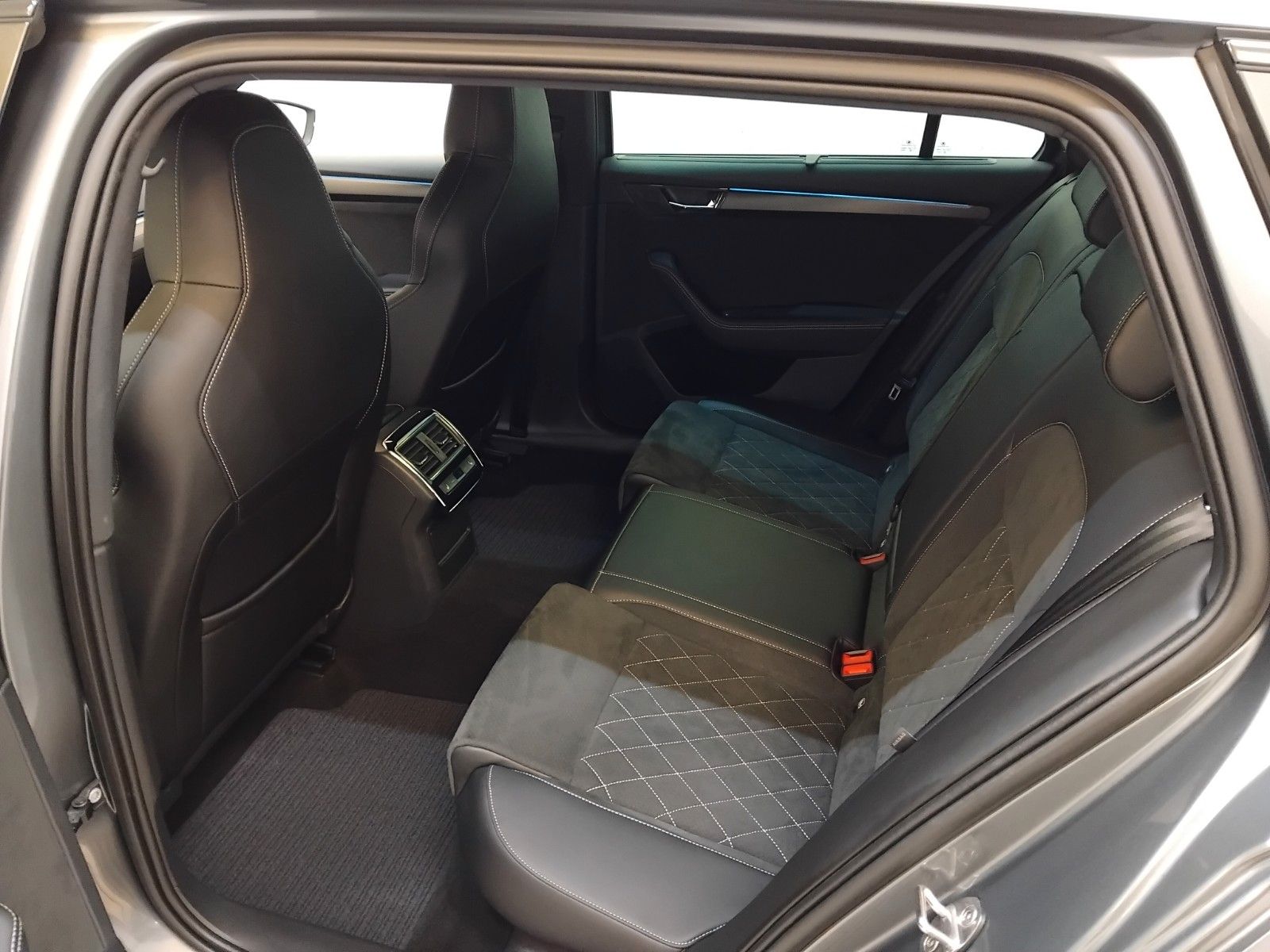 Skoda Superb (05/2023, Benzin)