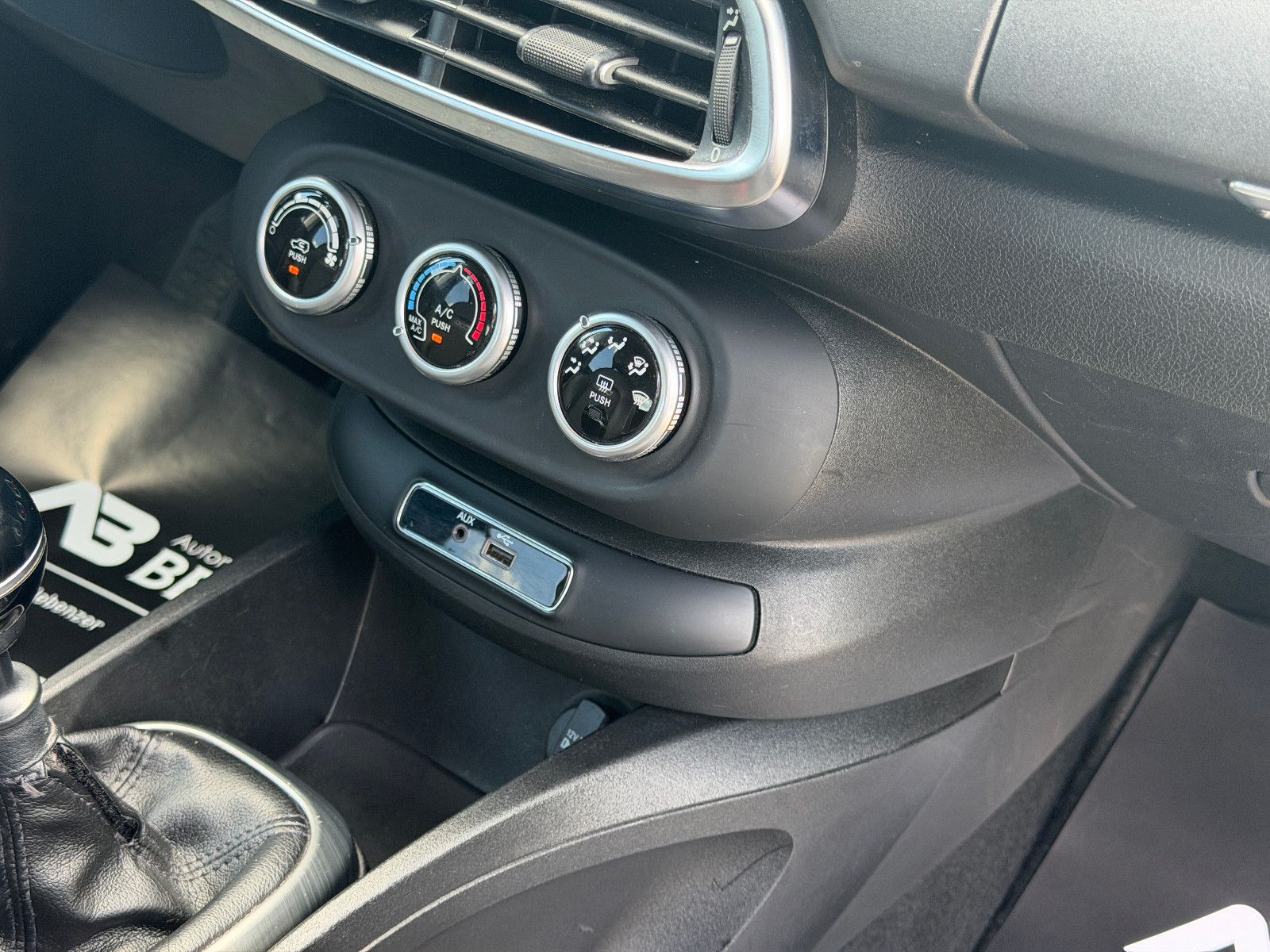 Fahrzeugabbildung Fiat 500X Cross/ UConnect / Fahrassistenz/Design-Kit