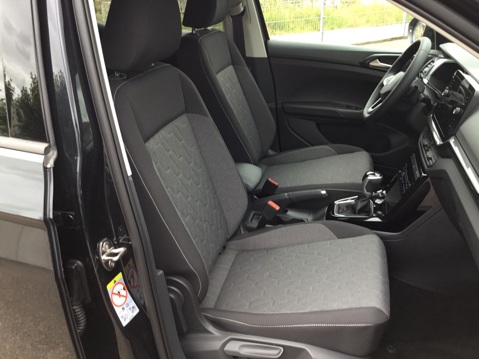Fahrzeugabbildung Volkswagen T-Cross 1.5 TSI DSG Life+AHK+17"+LED+AppConnect
