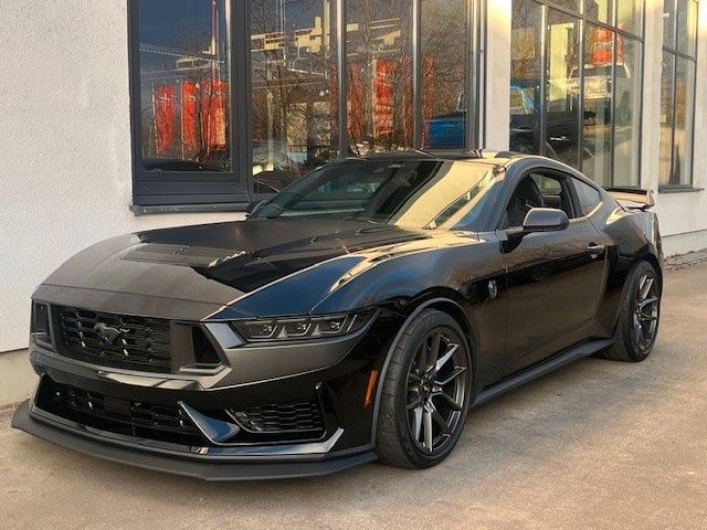 Ford Mustang Fastback Dark Horse V8 manual transmission