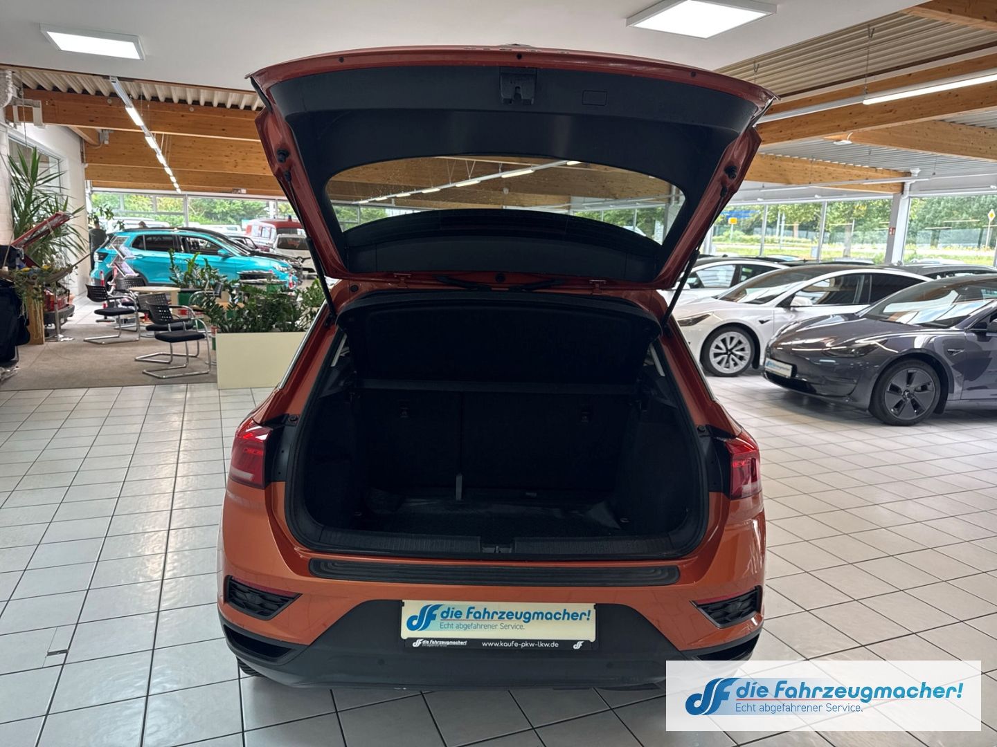 Fahrzeugabbildung Volkswagen T-Roc Basis 1.6 TDI EU6d-T Navi Apple CarPlay An