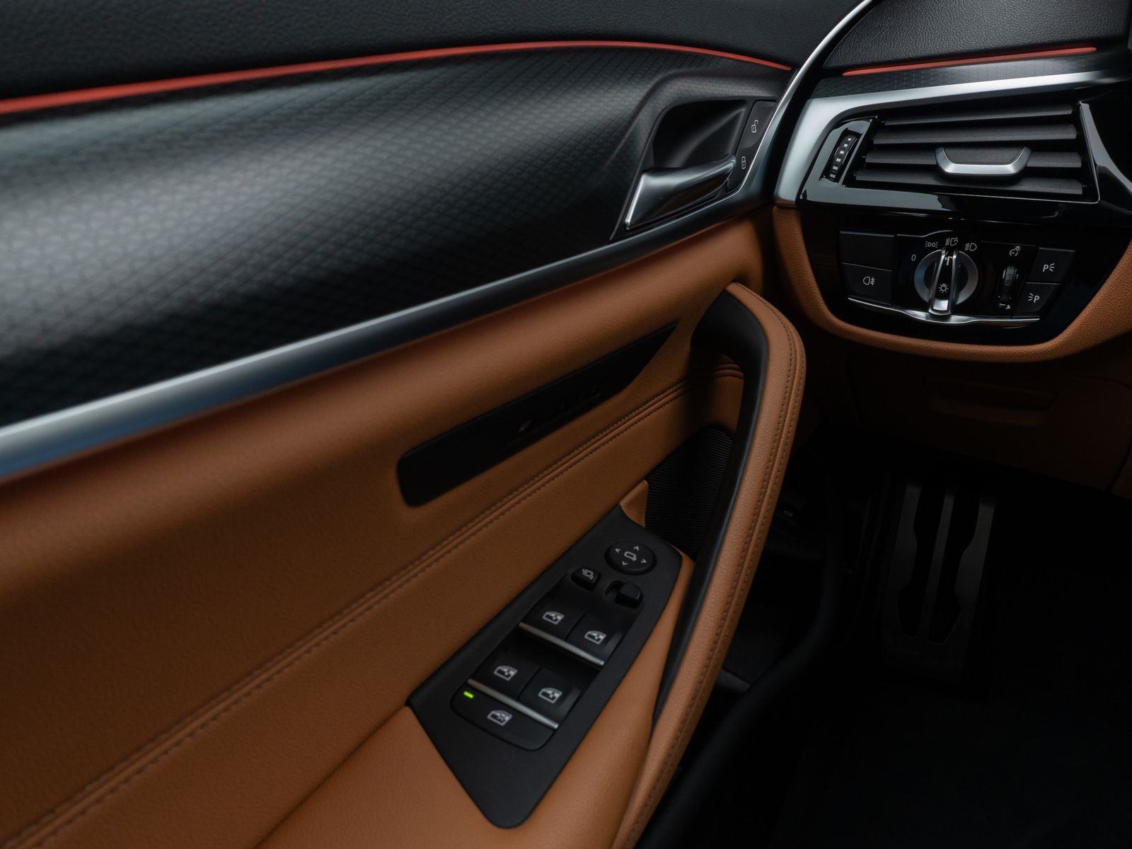 Fahrzeugabbildung BMW 530i M Sport Panorama Kamera DAB HiFi AHK Alarm