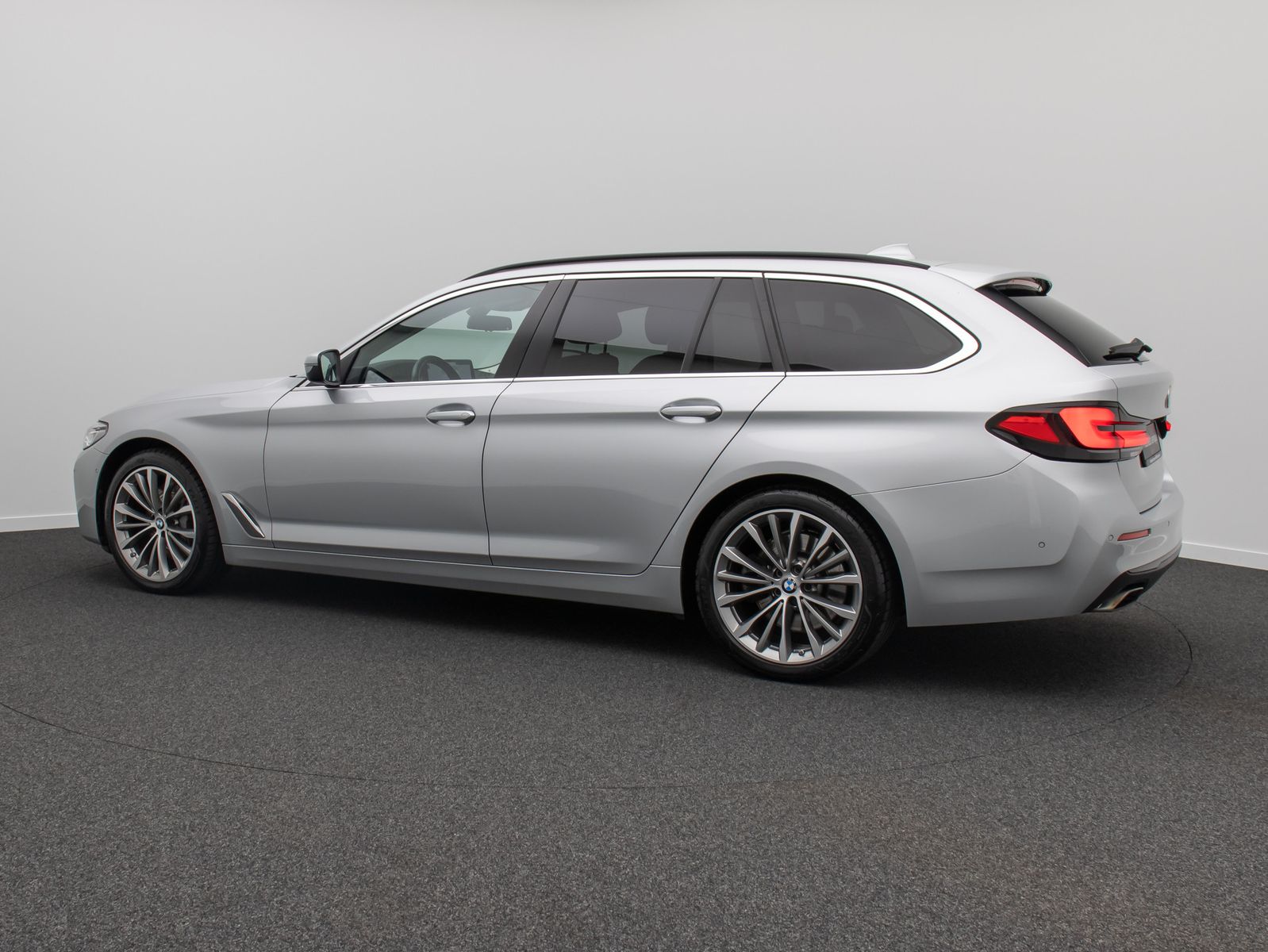 Fahrzeugabbildung BMW 530d Kamera DAB HiFi Panorama HUD Sport 19Zoll