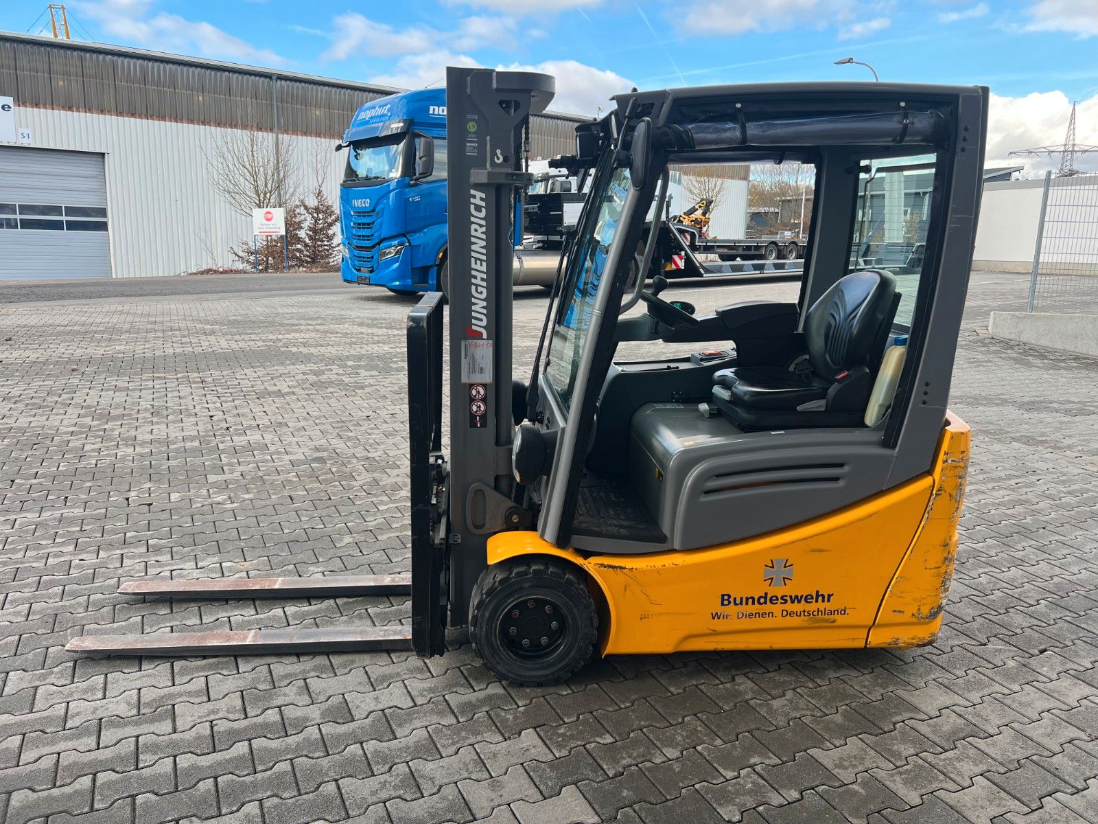 Fahrzeugabbildung Jungheinrich EFG 218 / Triplex 4.30m / SS / nur 1.738h