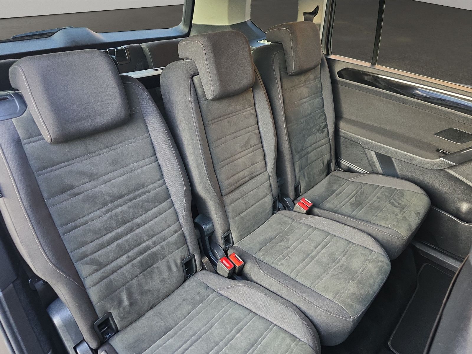 Fahrzeugabbildung Volkswagen Touran Highline+NAVI+LEDER+LED+AHK+TEMPOMAT+DSG