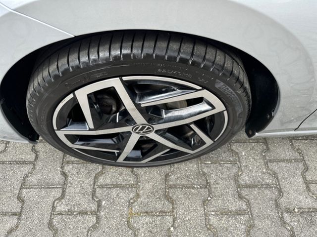 Fahrzeugabbildung Volkswagen Golf VIII Variant 1.5 eTSI LIFE HEAD-UP KAMERA N