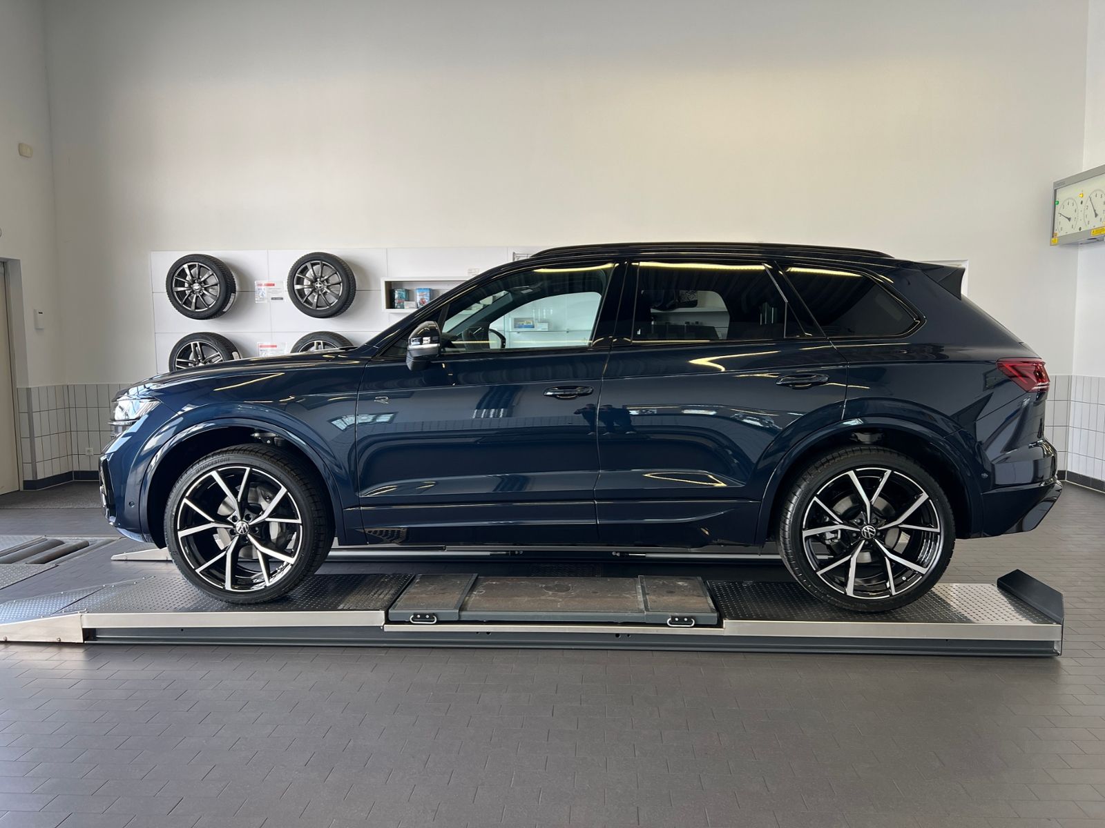 Fahrzeugabbildung Volkswagen Touareg R-Line 3.0 V6 TDI 4MOTION *AHK, LED, Luf