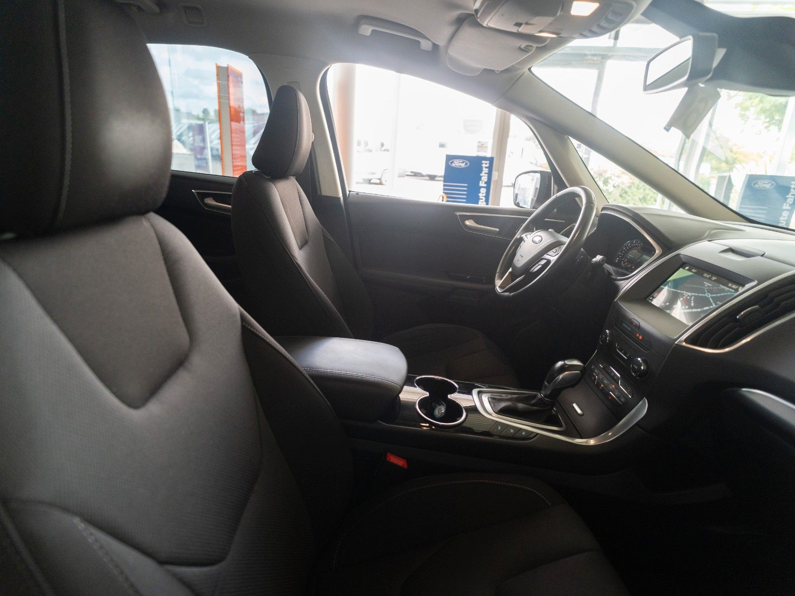 Fahrzeugabbildung Ford S-MAX Titanium Neuer Motor!/WINTER-P./NAVI/PDC