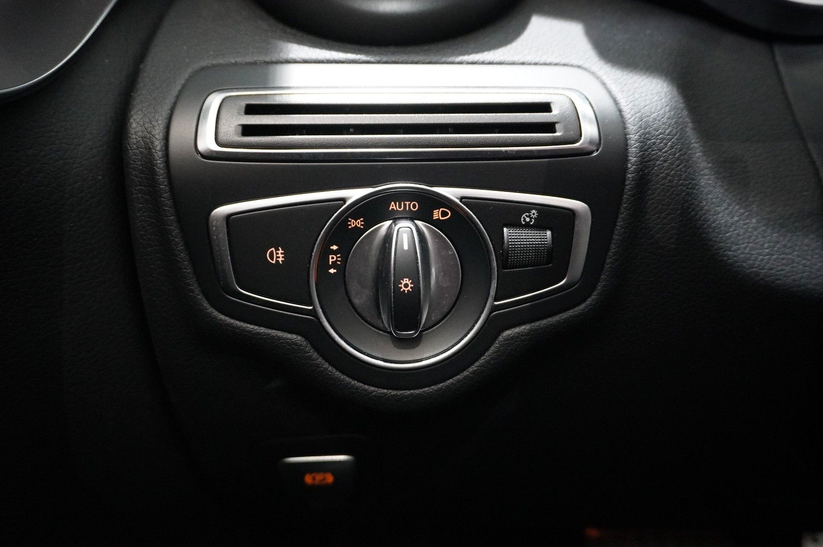 Fahrzeugabbildung Mercedes-Benz C 200 CABRIO 9G AMG LINE NAVI/LED/KAMERA/SPORT