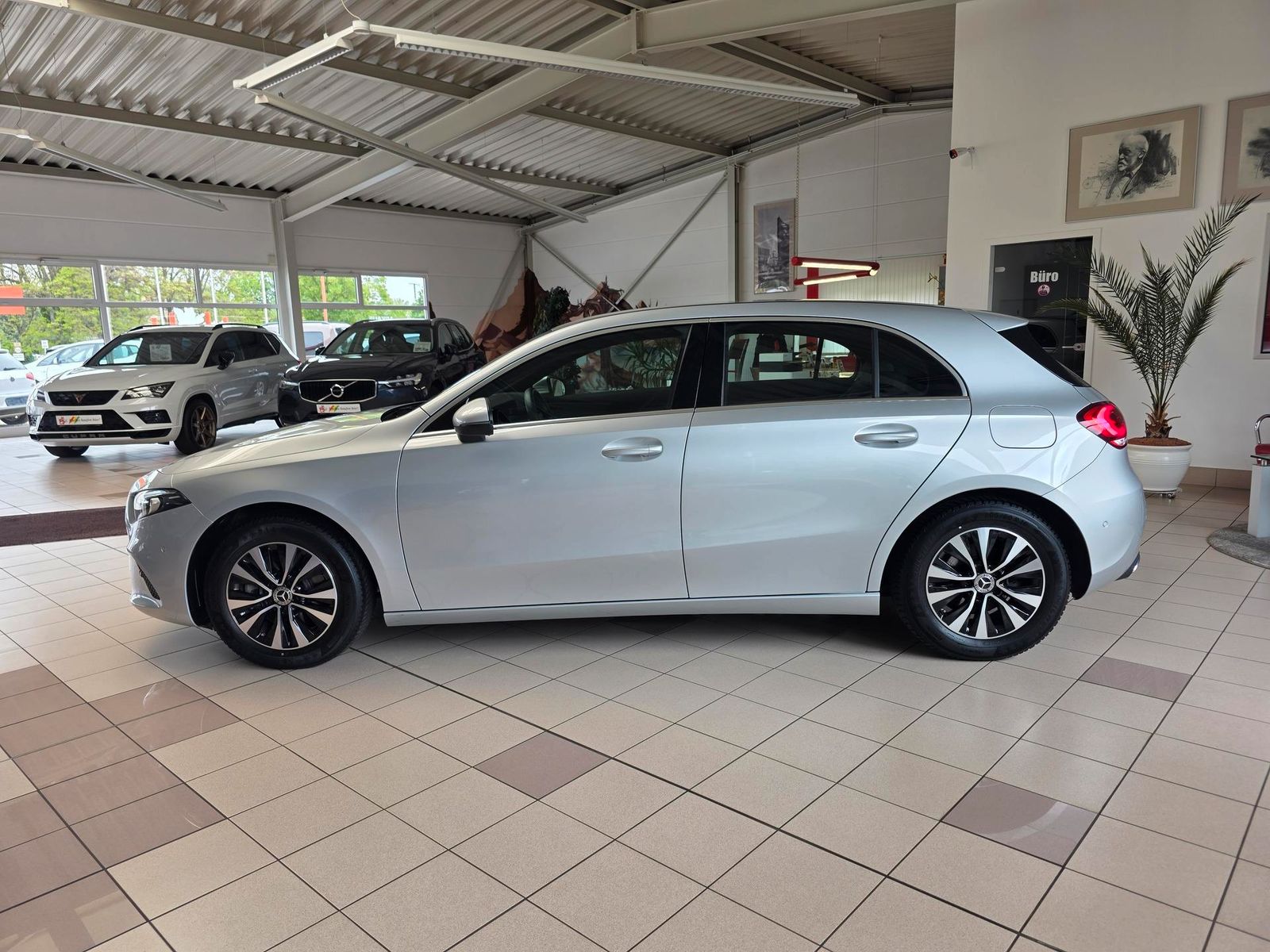 Fahrzeugabbildung Mercedes-Benz A 200 /LED/Navi/MBUX/DAB/VZE/Park-As./Induktion
