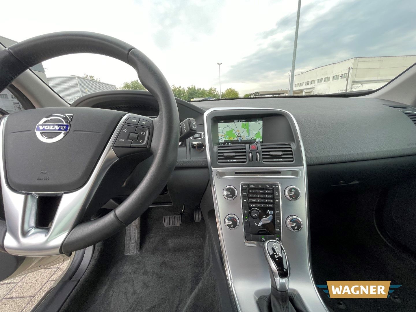 Fahrzeugabbildung Volvo XC60 Momentum 2WD Bi-Xenon SHZ 1-Hand