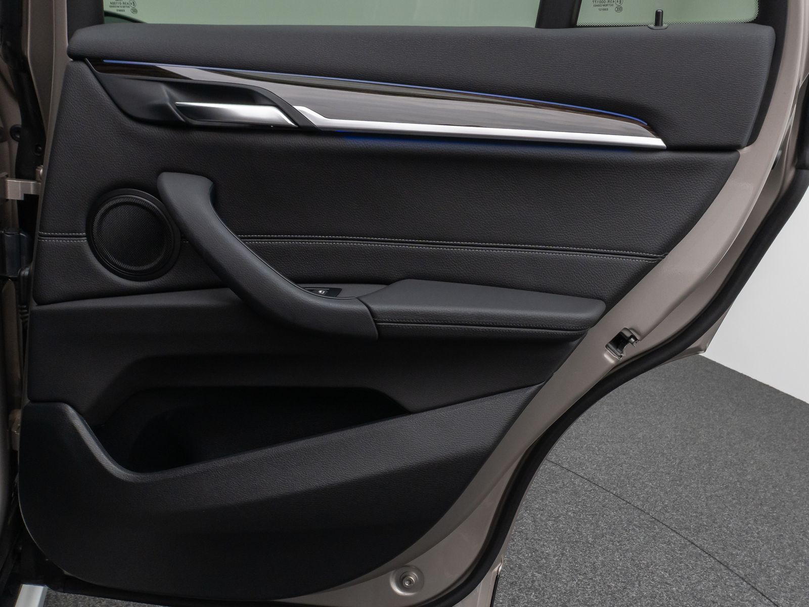 Fahrzeugabbildung BMW X1 sD20i xLine Kamera HUD DAB HiFi AHK Sport 18"