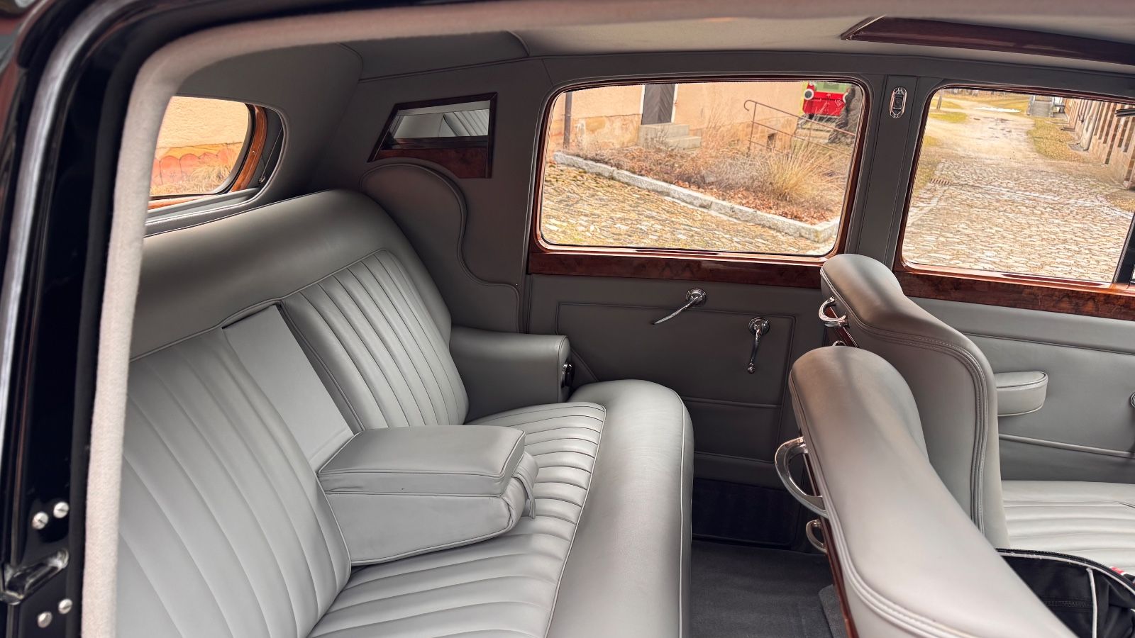 Rolls-Royce Silver Dawn 13