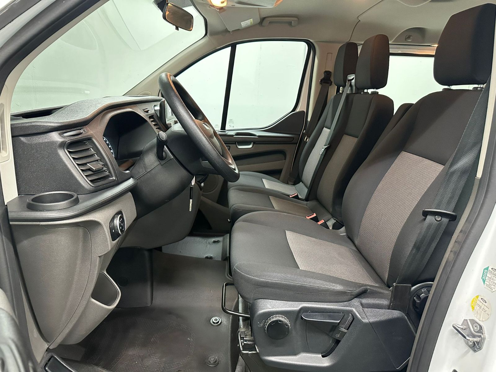 Fahrzeugabbildung Ford Transit Custom 320 L1H1 Trend* 9-SITZE *KLIMA*