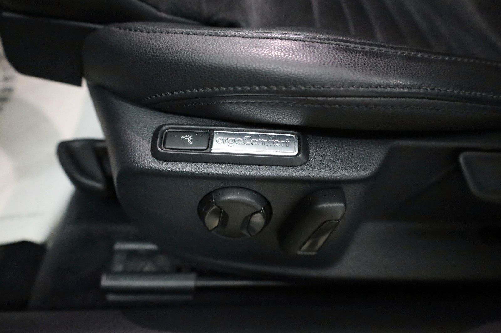 Fahrzeugabbildung Volkswagen Passat Variant Highline T.Leder,Navi,LED,Massage