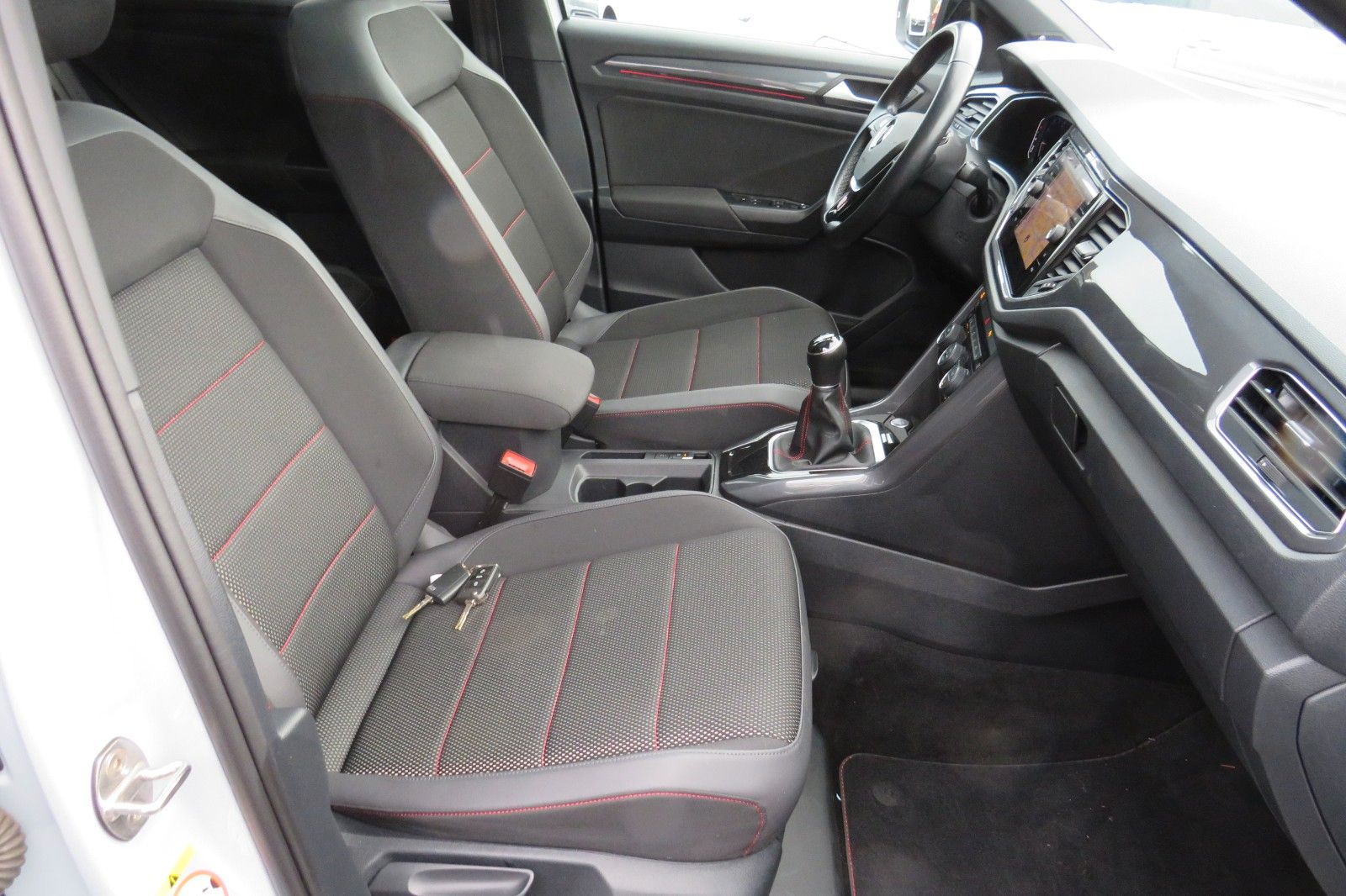 Fahrzeugabbildung Volkswagen T-Roc Sport R-LINE PANO 18`LED NAVI BEATS 1.HD