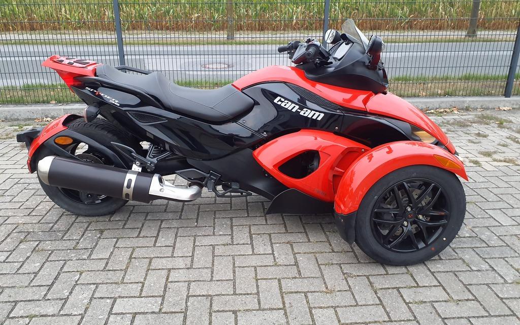 Can-Am Spyder 2012 — rear view