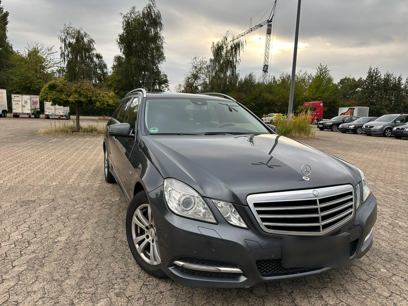 Mercedes-Benz E250 2012 — вигляд ззаду