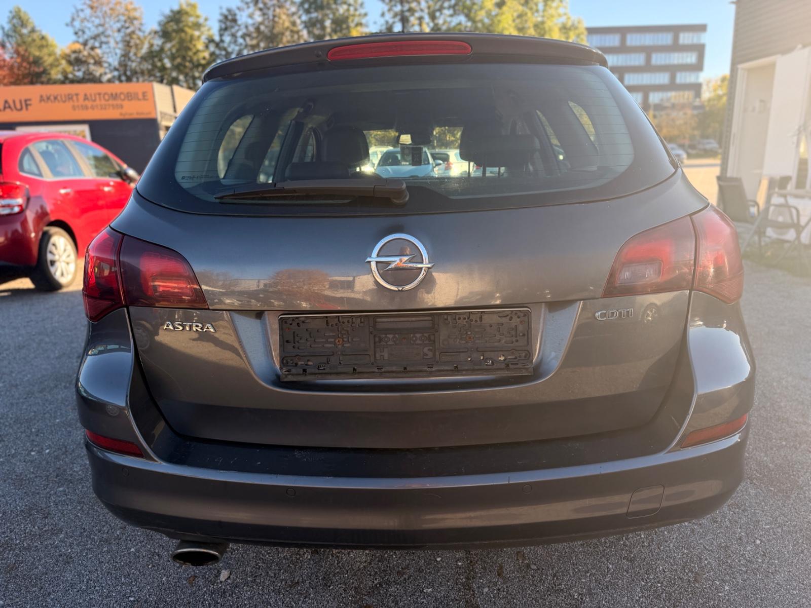 Opel Astra 2011 — photo 9