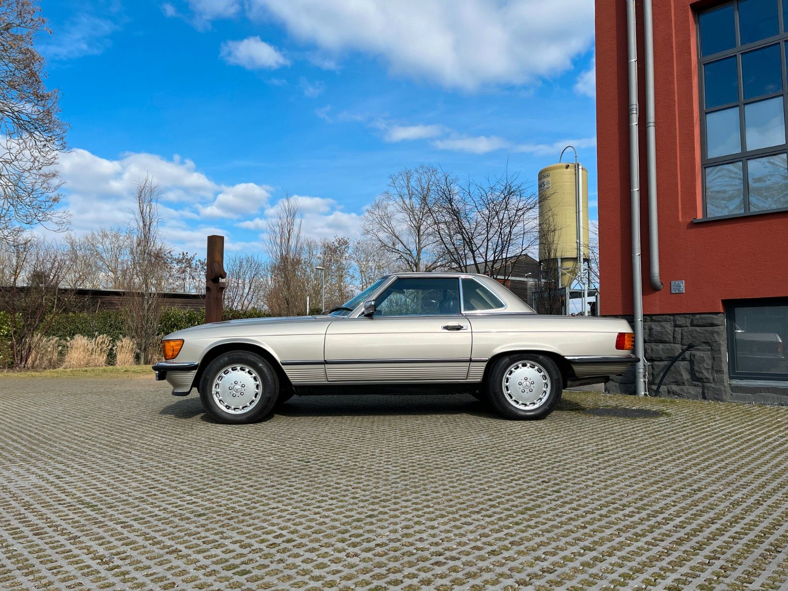 Fahrzeugabbildung Mercedes-Benz 560 SL